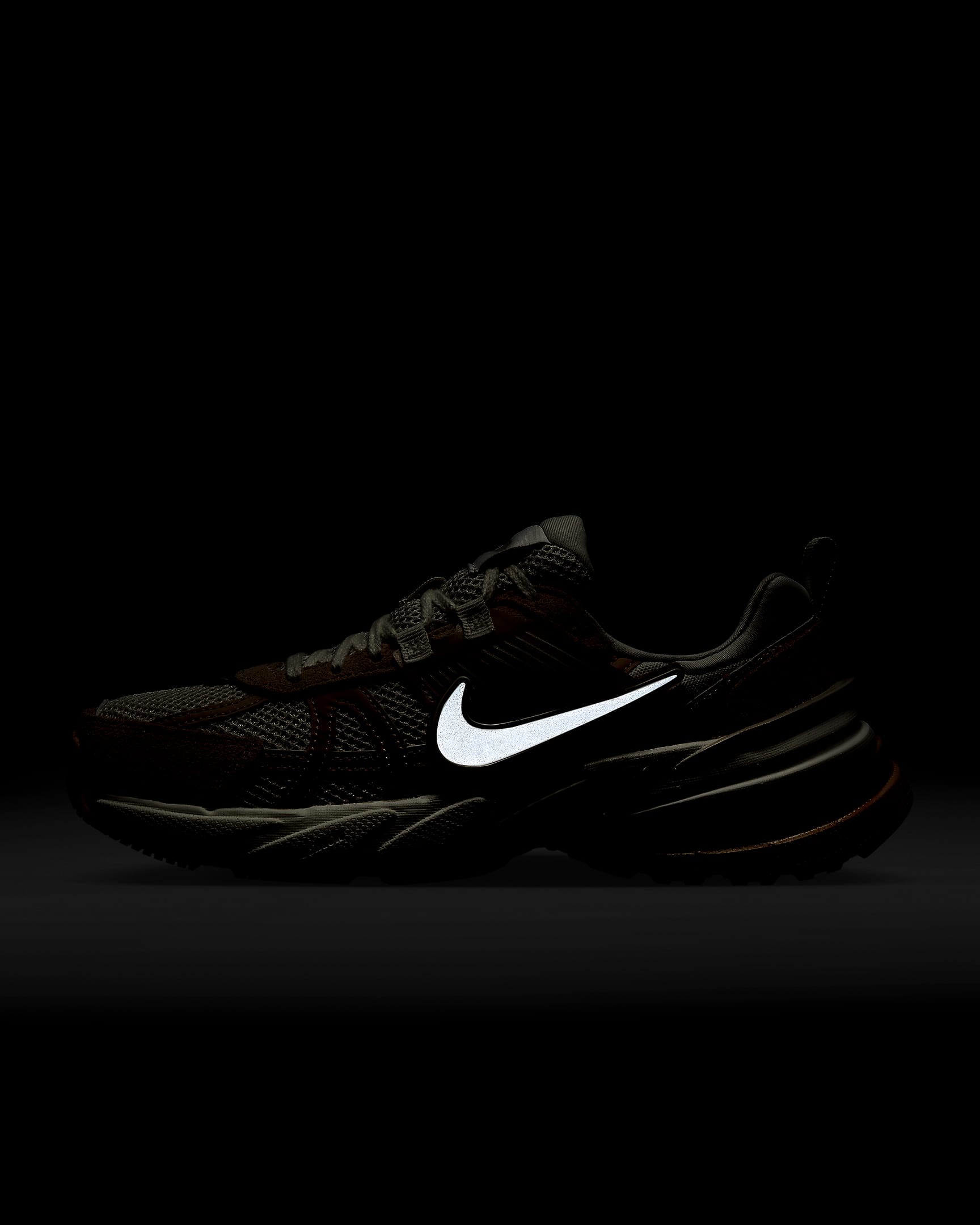 (W) Nike V2K Run 'Sail Sandrift Phantom' 圖 9