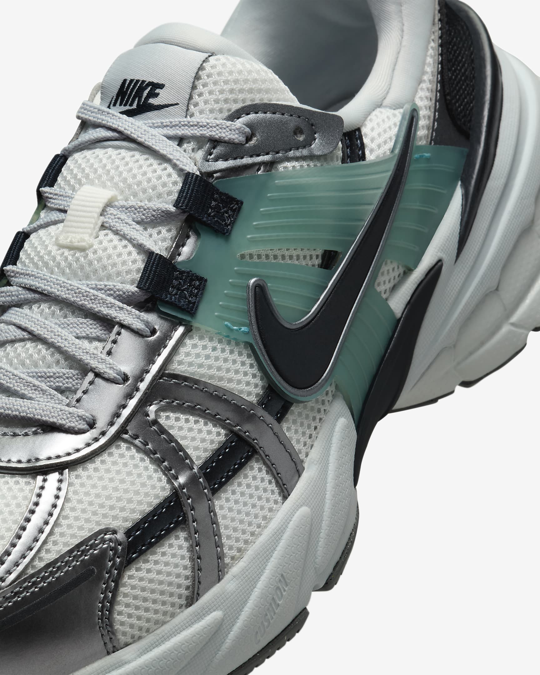 Sizing (W) 耐克V2K跑鞋 '顶峰白金属色' HQ3484-121