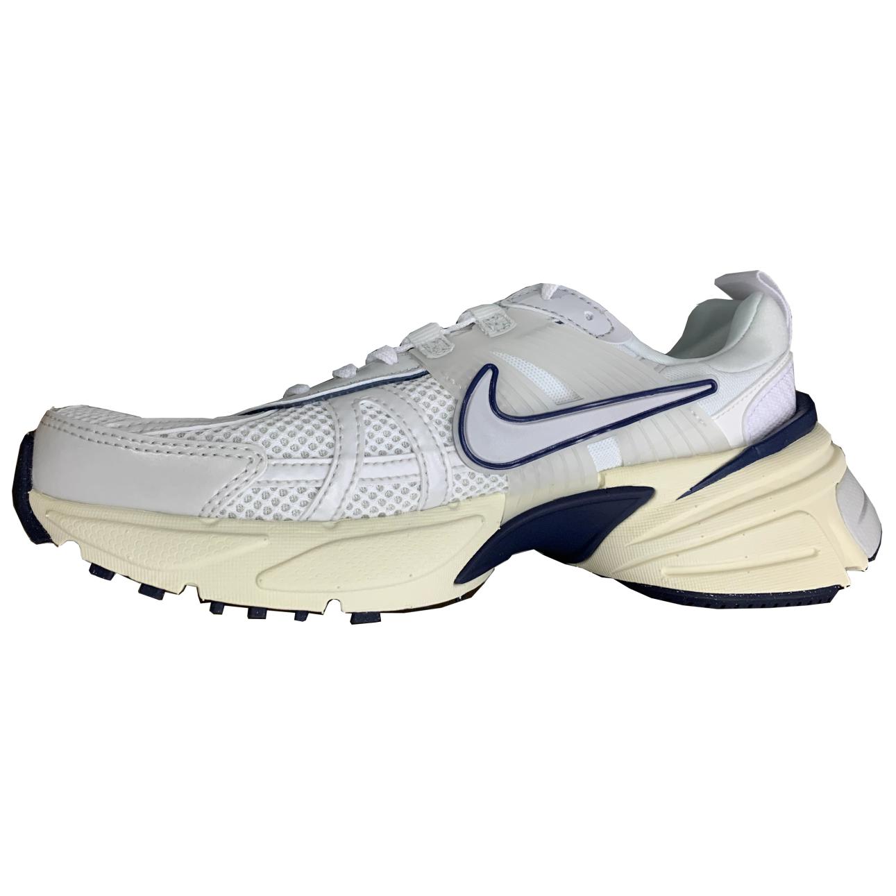 Sizing (W) 耐克 V2K 跑鞋 '白色午夜海军蓝' FD0736-102