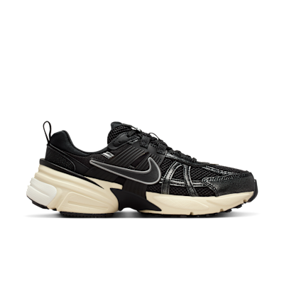 Lookbook (W) 나이키 V2K 런 블랙/메탈릭 실버/머슬린/블랙 FD0736-012