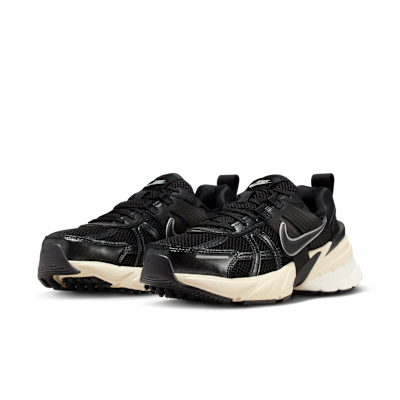 Details for (W) 耐克 V2K 跑鞋 黑色/金属银/米黄色/黑色 FD0736-012