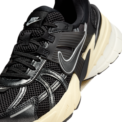 Sizing (W) 나이키 V2K 런 블랙/메탈릭 실버/머슬린/블랙 FD0736-012