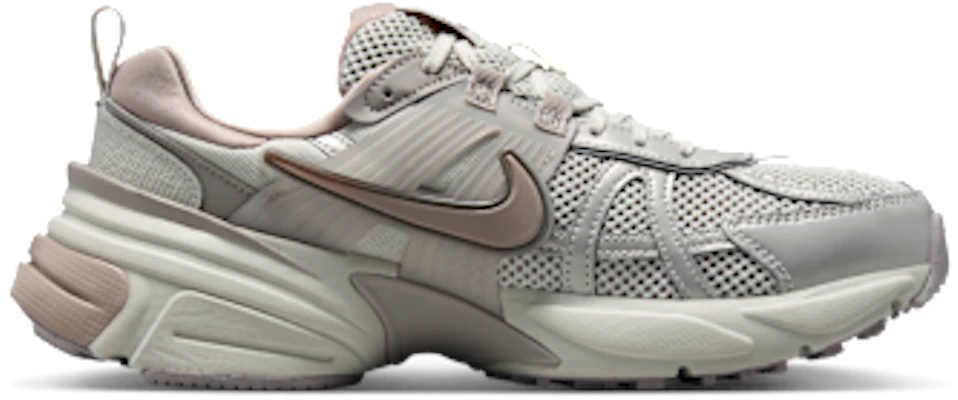 (W) 耐克 V2K 跑鞋 浅骨色/学院灰/麦芽色 FD0736-011 Lookbook (W) 耐克 V2K 跑鞋 浅骨色/学院灰/麦芽色 FD0736-011
