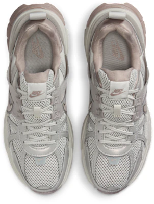 (W) 耐克 V2K 跑鞋 浅骨色/学院灰/麦芽色 FD0736-011 Shop (W) 耐克 V2K 跑鞋 浅骨色/学院灰/麦芽色 FD0736-011