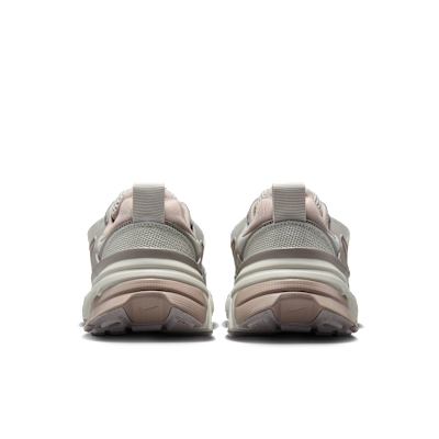 Details for (W) 耐克 V2K 跑鞋 浅骨色/学院灰/麦芽色 FD0736-011