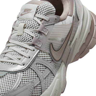 Sizing (W) 耐克 V2K 跑鞋 浅骨色/学院灰/麦芽色 FD0736-011