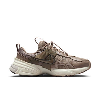 Lookbook (W) Nike V2K Run 貂棕/淺骨白/學院灰/貂棕 IH0388-200