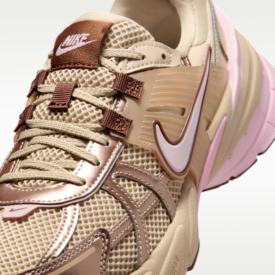 Sizing (W) Nike V2K Run Sand Drift/Shimmer/Fauna Brown/Pink Foam FD0736-115
