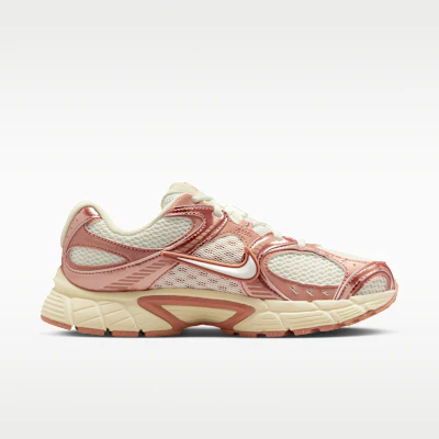 (W) Nike V5 Runner Sail/Oro Rosa/Leche de Coco/Sail IQ9426-133 Lookbook (W) Nike V5 Runner Sail/Oro Rosa/Leche de Coco/Sail IQ9426-133