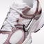 Sizing (W) Nike V5 Runner 白色/刺青圖案/黑色/金屬白金 HQ7901-113