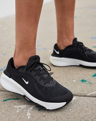(W) Nike Versair ''Zwart Summit Wit'' DZ3547-001 2