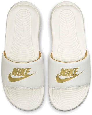 (W) Nike Victori One Beige/Blanco/Oro CN9677-107 Lookbook (W) Nike Victori One Beige/Blanco/Oro CN9677-107