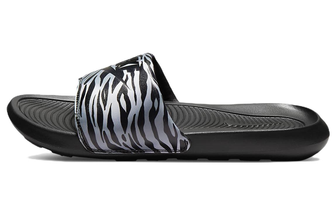 Buy (W) Nike Victori One印花拖鞋'黑色金属银' CN9676-011