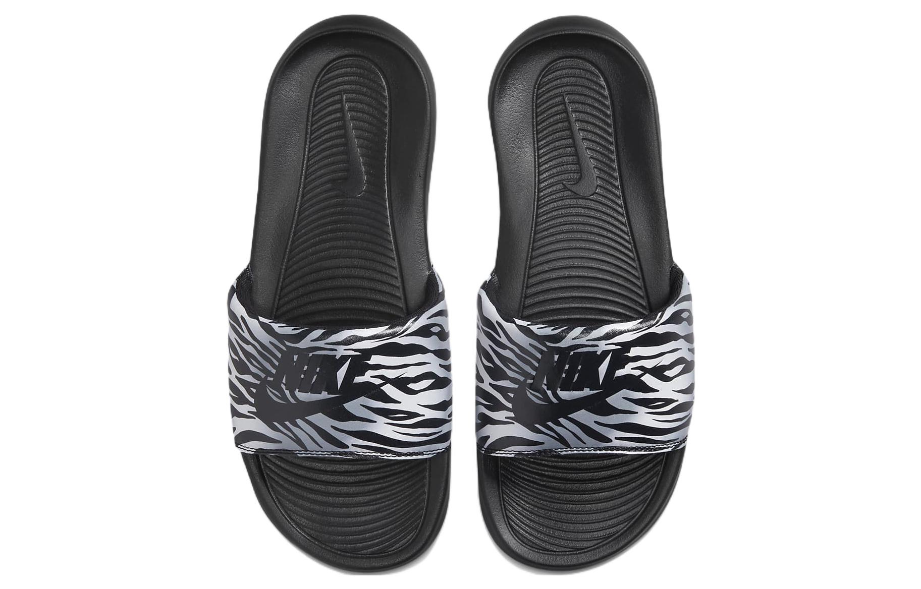 Lookbook (W) Nike Victori One印花拖鞋'黑色金属银' CN9676-011