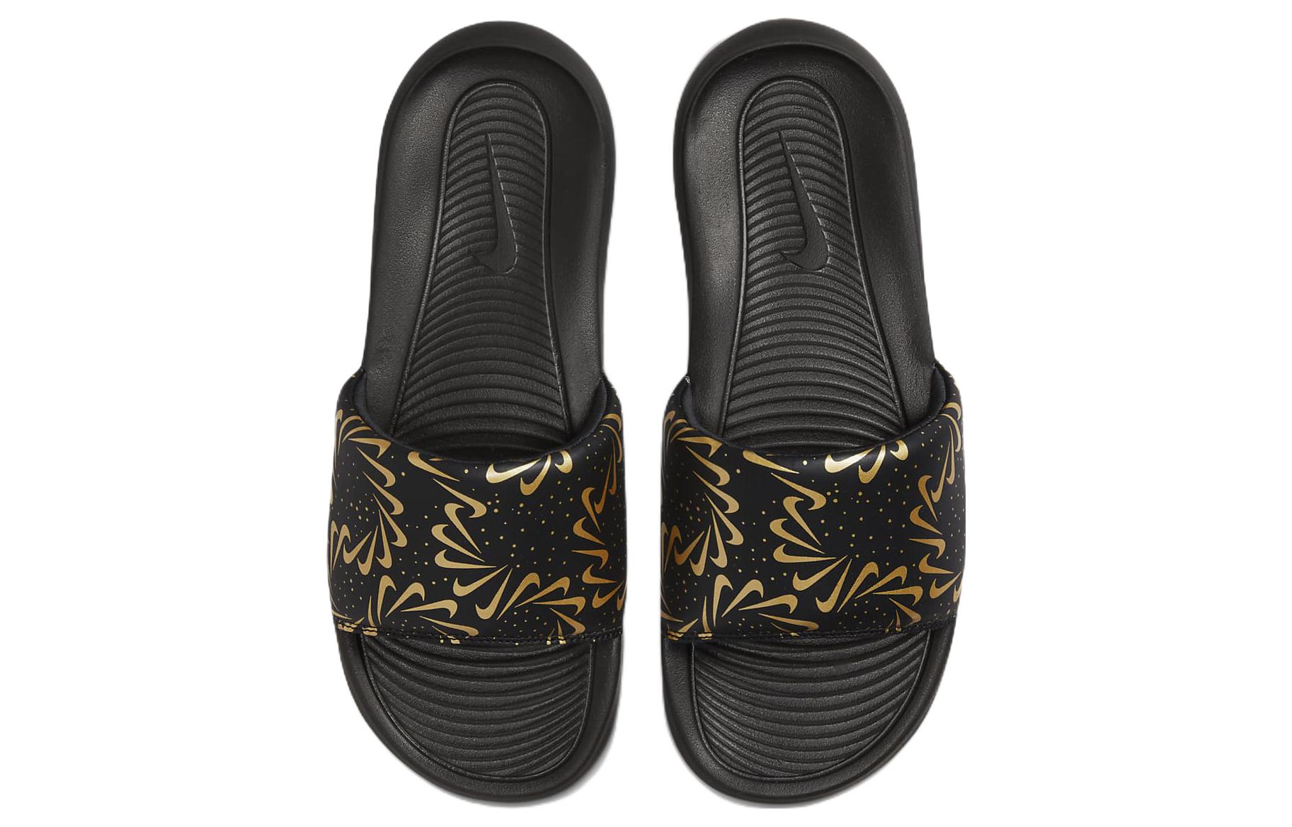 Lookbook (W) (女性用) ナイキ ビクトリーワン スライド『ブラックゴールド』 DZ6249-001 DZ6249-001