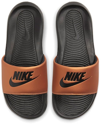 (W) Nike Victori One Slide 'Negro Cobre Metálico' CN9677-003 Lookbook (W) Nike Victori One Slide 'Negro Cobre Metálico' CN9677-003