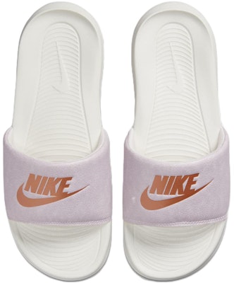 (W) Nike Victori One Slide 'Perak Putih' DZ3496-100 Lookbook (W) Nike Victori One Slide 'Perak Putih' DZ3496-100