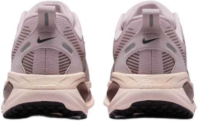 (W) Nike Vomero 18 ''Particle Rose Silt Red'' Dames Sneakers HM6804-607 Lookbook (W) Nike Vomero 18 ''Particle Rose Silt Red'' Dames Sneakers HM6804-607