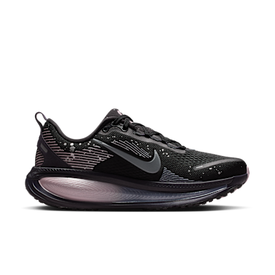 Lookbook (W) Nike Vomero 18 SE Negro/Púrpura Cueva/Gris Ceniza/Gris Oscuro Metálico HV1779-001