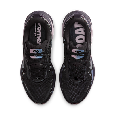 Shop (W) Nike Vomero 18 SE Negro/Púrpura Cueva/Gris Ceniza/Gris Oscuro Metálico HV1779-001