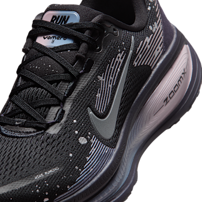 Sizing (W) Nike Vomero 18 SE Negro/Púrpura Cueva/Gris Ceniza/Gris Oscuro Metálico HV1779-001