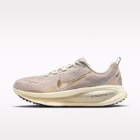 (Women) Nike Vomero 18 SE Cream 2/Coconut Milk/Light Smoke Gray/Metallic Gold Grain IF4463-200 (Women) Nike Vomero 18 SE Cream 2/Coconut Milk/Light Smoke Gray/Metallic Gold Grain IF4463-200