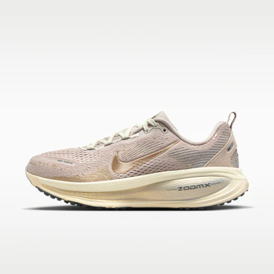 (Women) Nike Vomero 18 SE Cream 2/Coconut Milk/Light Smoke Gray/Metallic Gold Grain IF4463-200 Buy (Women) Nike Vomero 18 SE Cream 2/Coconut Milk/Light Smoke Gray/Metallic Gold Grain IF4463-200