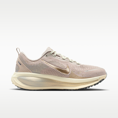 Lookbook (Women) Nike Vomero 18 SE Cream 2/Coconut Milk/Light Smoke Gray/Metallic Gold Grain IF4463-200