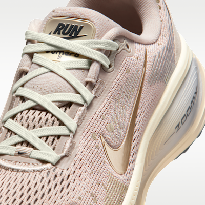 Sizing (Women) Nike Vomero 18 SE Cream 2/Coconut Milk/Light Smoke Gray/Metallic Gold Grain IF4463-200