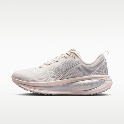 (Women) Nike Vomero 18 SE Phantom/Gray Fog/Metallic Silver/Summit White IM8330-001