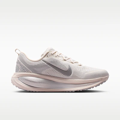 (W) Nike Vomero 18 SE Phantom/Grijs Fog/Metallic Zilver/Summit Wit IM8330-001 Lookbook (W) Nike Vomero 18 SE Phantom/Grijs Fog/Metallic Zilver/Summit Wit IM8330-001