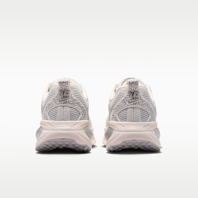 Details for (W) Nike Vomero 18 SE Phantom/Grijs Fog/Metallic Zilver/Summit Wit IM8330-001