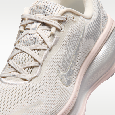 Sizing (W) Nike Vomero 18 SE Phantom/Grijs Fog/Metallic Zilver/Summit Wit IM8330-001