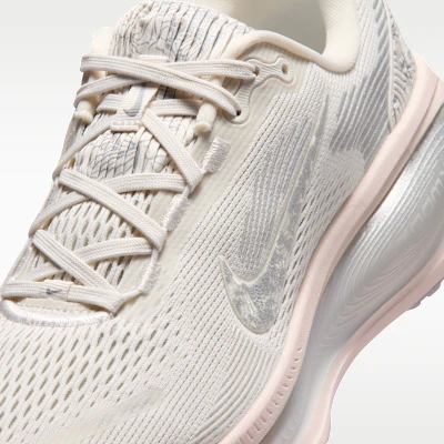 (W) Nike Vomero 18 SE Phantom/Grijs Fog/Metallic Zilver/Summit Wit IM8330-001 Sizing (W) Nike Vomero 18 SE Phantom/Grijs Fog/Metallic Zilver/Summit Wit IM8330-001