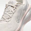 Sizing (W) Nike Vomero 18 SE Phantom/Grijs Fog/Metallic Zilver/Summit Wit IM8330-001