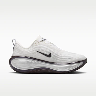 (W) Nike Vomero Plus Blanco Summit/Plata Metálica/Burdeos Ash/Volt Suave IR7597-170 Lookbook (W) Nike Vomero Plus Blanco Summit/Plata Metálica/Burdeos Ash/Volt Suave IR7597-170