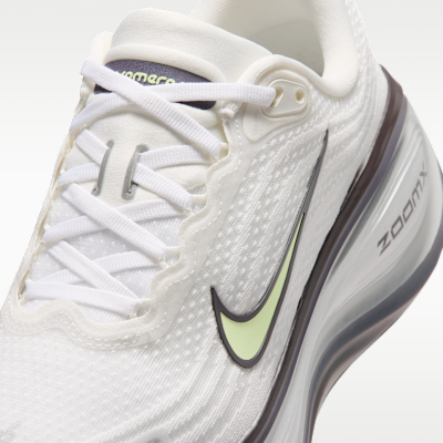 Sizing (W) Nike Vomero Plus Blanco Summit/Plata Metálica/Burdeos Ash/Volt Suave IR7597-170