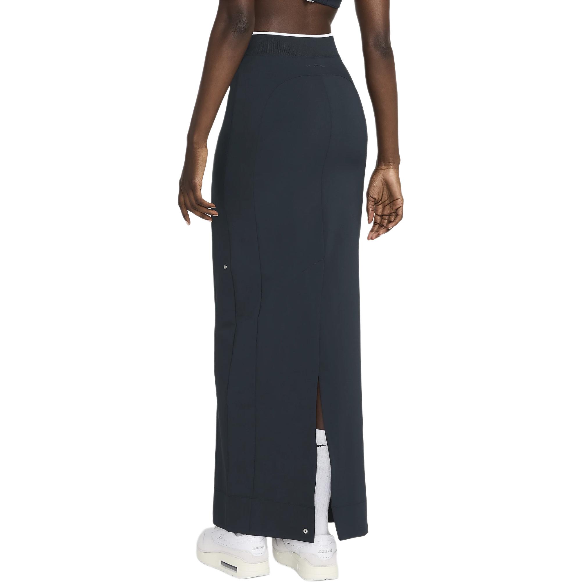 Lookbook (W) 耐克 x Jacquemus 弹力舒适休闲连衣裙 黑曜石黑/白。 FV5675-475