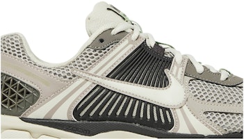 (W) Nike Zoom Vomero 5 'Cobblestone dan Flat Pewter' FB8825-001 Order (W) Nike Zoom Vomero 5 'Cobblestone dan Flat Pewter' FB8825-001