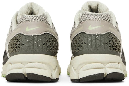 (女性)Nike Zoom Vomero 5「Cobblestone 和 Flat Pewter」FB8825-001 Details for (女性)Nike Zoom Vomero 5「Cobblestone 和 Flat Pewter」FB8825-001