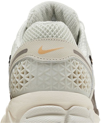 (W) Nike Zoom Vomero 5 'Light Bone Sesame' Lelaki Kasut HM9657-001 1
