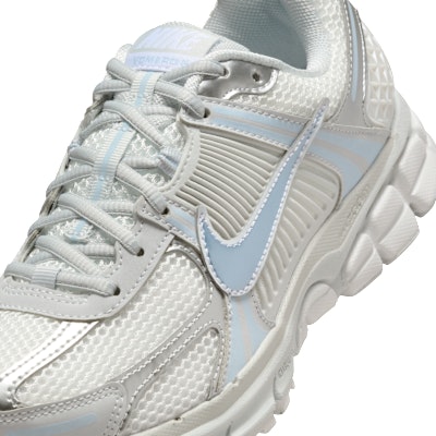 (W) 나이키 줌 보메로 5 퓨어 플래티넘/서밋 화이트/화이트/셀레스틴 블루 IB8929-001 Sizing (W) 나이키 줌 보메로 5 퓨어 플래티넘/서밋 화이트/화이트/셀레스틴 블루 IB8929-001