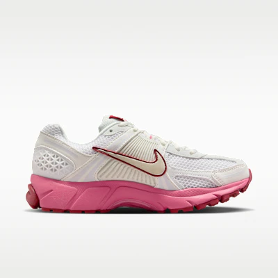 (W) Nike Zoom Vomero 5 Putih Summit/Peony/Crimson Team/Putih Summit FJ2028-108 Lookbook (W) Nike Zoom Vomero 5 Putih Summit/Peony/Crimson Team/Putih Summit FJ2028-108