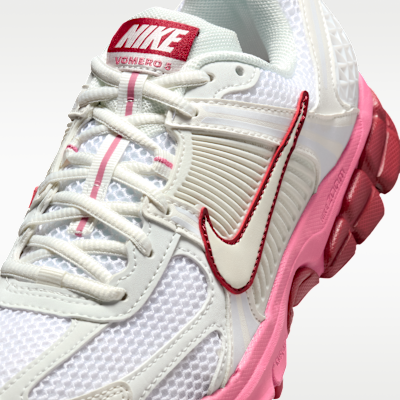 Sizing (W) Nike Zoom Vomero 5 Putih Summit/Peony/Crimson Team/Putih Summit FJ2028-108