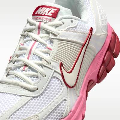 (W) Nike Zoom Vomero 5 Putih Summit/Peony/Crimson Team/Putih Summit FJ2028-108 Sizing (W) Nike Zoom Vomero 5 Putih Summit/Peony/Crimson Team/Putih Summit FJ2028-108