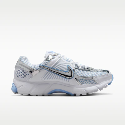 (W) Nike Zoom Vomero 5 Bianco/Alluminio/Grigio Calcio/Argento Metallico IV4311-100 Lookbook (W) Nike Zoom Vomero 5 Bianco/Alluminio/Grigio Calcio/Argento Metallico IV4311-100
