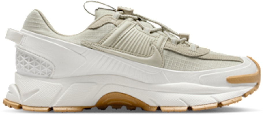 나이키 줌 보메로 로암 세일/블랙 라이트 브라운/레이서 블루/라이트 스톤 HQ2181-100 Lookbook 나이키 줌 보메로 로암 세일/블랙 라이트 브라운/레이서 블루/라이트 스톤 HQ2181-100