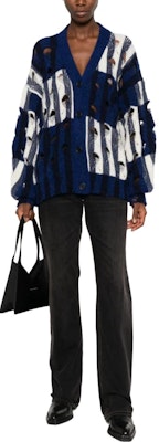 (W) 오프화이트 블루 스트라이프 니트 가디건 스웨터 - 레귤러 핏 OWHB040F23KNI0014504 Lookbook (W) 오프화이트 블루 스트라이프 니트 가디건 스웨터 - 레귤러 핏 OWHB040F23KNI0014504