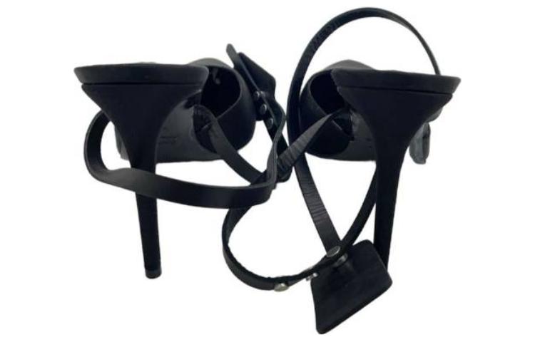 Shop (W) Off-White 'Stiletto Kulit Gesper Runcing' OWIA164S19D900161000