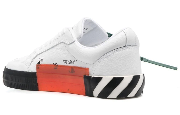 Shop OFF-WHITE Vulcanized 皮革 硫化 時尚板鞋 女款 白黑色